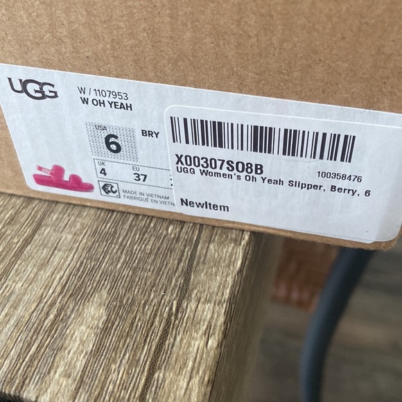 Uggs women’s pink fluff slippers - Picture 5 of 5